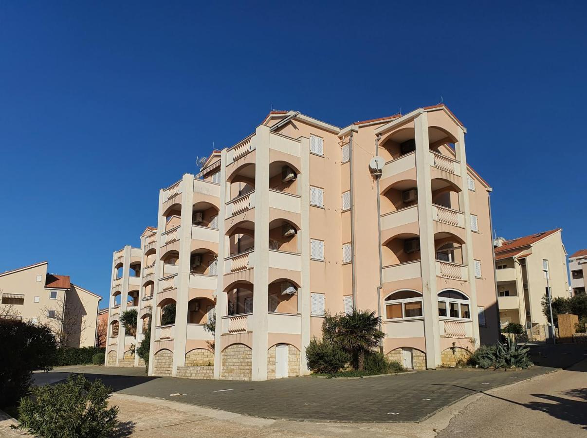Apartments Coral Novalja Exterior photo